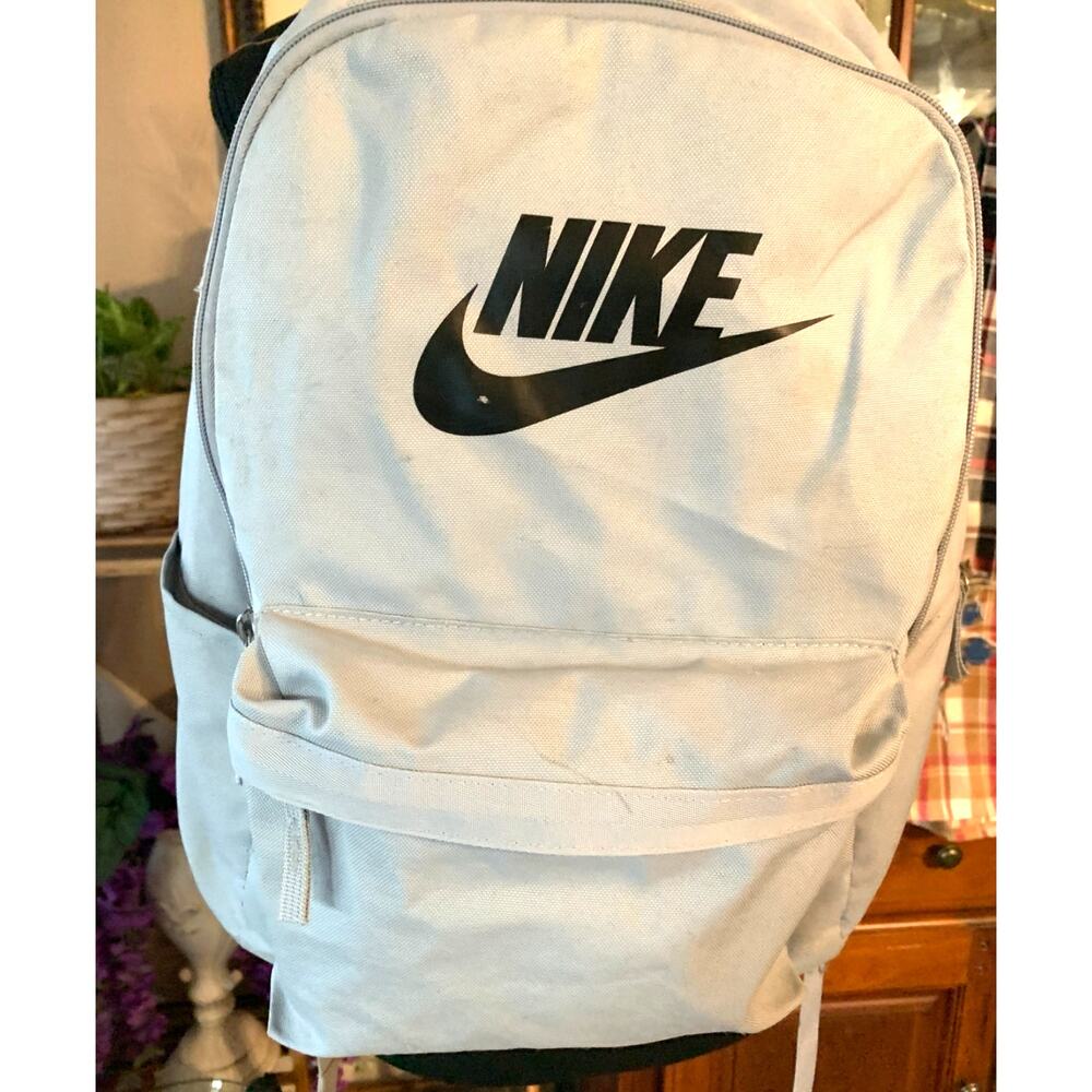 NIKE GREY BACKPACK ZIPPER CLOSURES ADJUST STRAPS